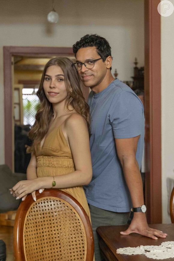 Buba (Gabriela Medeiros) aceita o pedido de casamento de Augusto (Renan Monteiro) na novela Renascer.