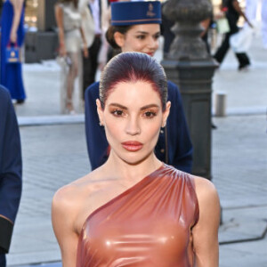 Gkay tem look comparado com camisinha de chocolate em Paris