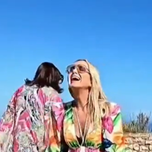 'Espera aí, não pode pedir mais um suco?', perguntou Eliana, antes de ir a mais um ponto turístico do país europeu. 'Não, a gente tá sem verba', respondeu Narcisa