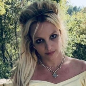 Britney Spears abaixa biquíni ao limite em vídeo ousado e mostra tatuagens íntimas