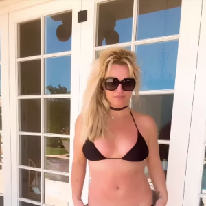 Em 'protesto' pelas críticas, Britney Spears surgiu em um vídeo bastante ousado de biquíni no seu jardim