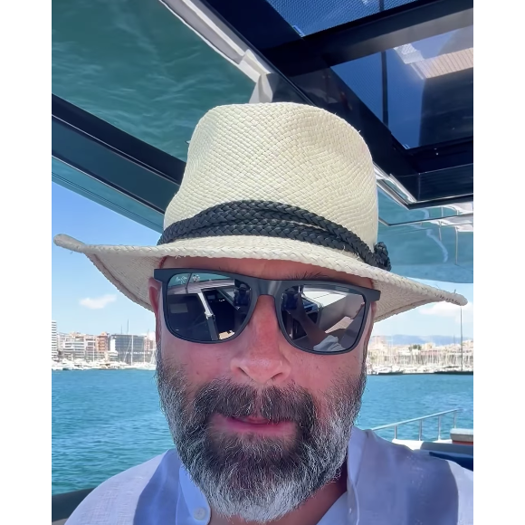 Tadeu Schmidt surgiu com a barba ainda maior em um novo vídeo contando detalhes de dias em que ficou com enjoo na viagem