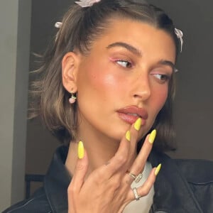 Entre as famosas internacionais, Hailey Bieber também já aderiu à brown lamination