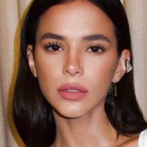 A técnica Brow Lamination também é feita pela atriz Bruna Marquezine