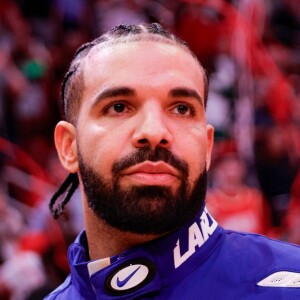 Essa comparação de Drake novinho e nos dias atuais mostra que uma barba preenchida muda qualquer homem