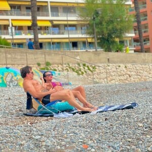 Gretchen atualizou seu Instagram com fotos na praia com Esdras usando um biquíni animal print rosa e preto