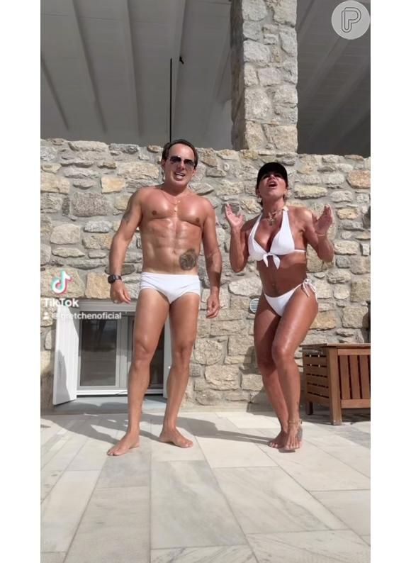 Recentemente, Gretchen e o marido estiveram na Grecia, onde atualizaram as redes sociais com muitas danças com roupas de banho