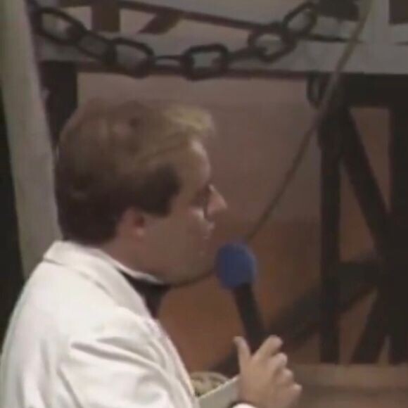 Gugu quis saber se participante já beijou um amigo no 'Viva a Noite'