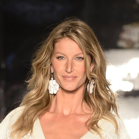 Gisele Bündchen chamou atenção de fãs pela barriga em fotos de biquíni: 'Mais grávida impossível'