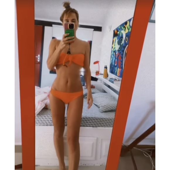 Nesta quarta-feira (03), Carolina Dieckmann posou usando um biquíni tomara que caia de cintura baixa