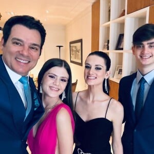 Celso Portiolli em foto com os filhos Laura, Luana e Pedro