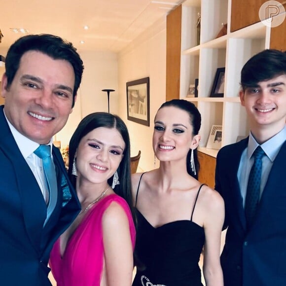 Celso Portiolli em foto com os filhos Laura, Luana e Pedro