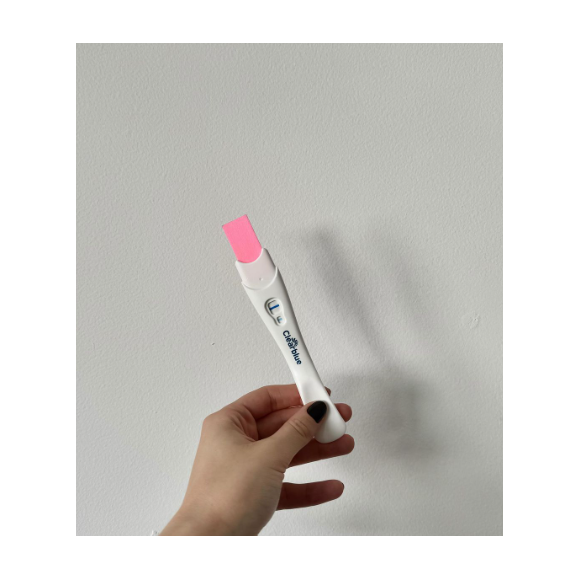 Duda Reis exibe teste de gravidez