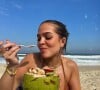 Na praia, Mel Maia se deliciou com uma salada de frutas em um coco verde