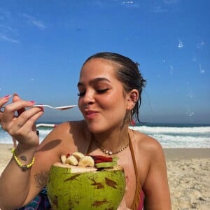 Na praia, Mel Maia se deliciou com uma salada de frutas em um coco verde