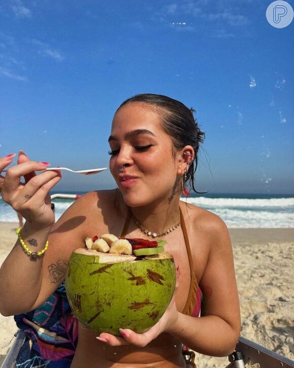 Na praia, Mel Maia se deliciou com uma salada de frutas em um coco verde