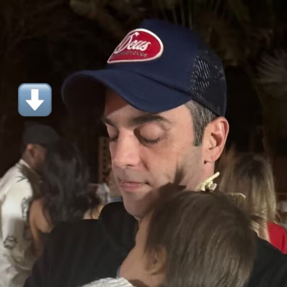 Neymar e Bruna Biancardi aparecem coladinhos ao fundo, em uma clima de muita intimidade