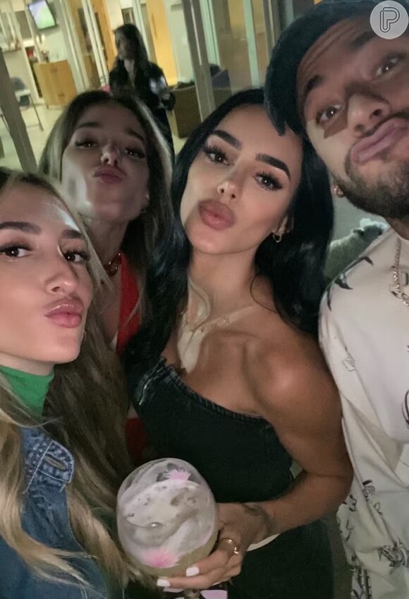 Neymar e Bruna Biancardi também posaram para uma selfie com mais duas amigas