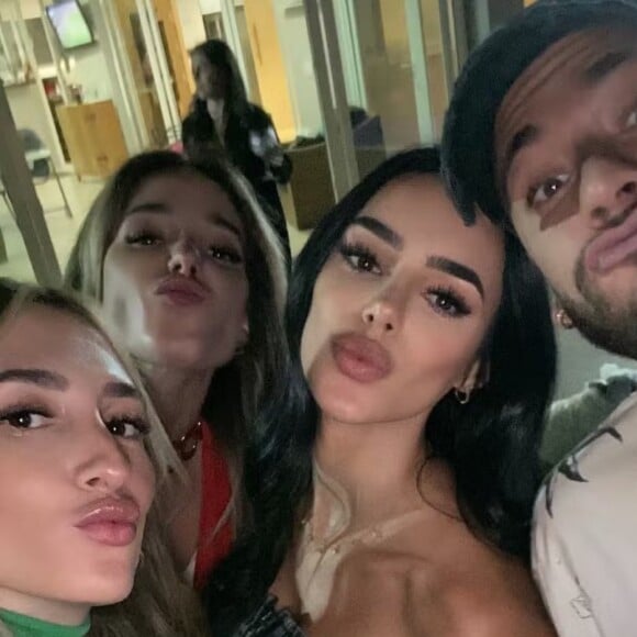 Neymar e Bruna Biancardi também posaram para uma selfie com mais duas amigas