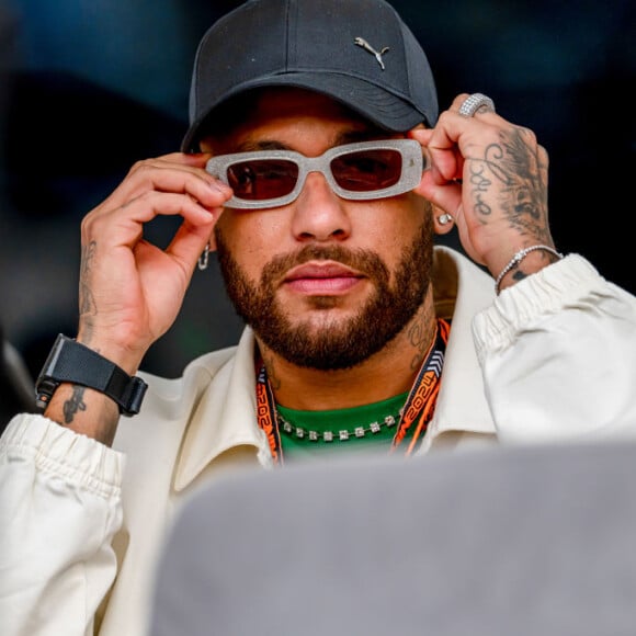 Neymar já registrou a criança em cartório, após rumores de que ele faria um teste de DNA para confirmar a paternidade