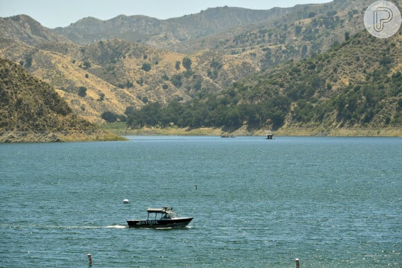 O pai de Naya Rivera, George, se ofereceu para a ajudar a coordenar as buscas pela filha desaparecida pelo lago do Piru. A mãe, Yolanda, e o irmão, Mychal, chegaram a entrar na água neste domingo, 12 de julho de 2020