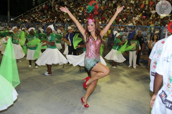 Paloma Bernardi mostra samba no pé no ensaio da Grande Rio na Marquês de Sapucaí