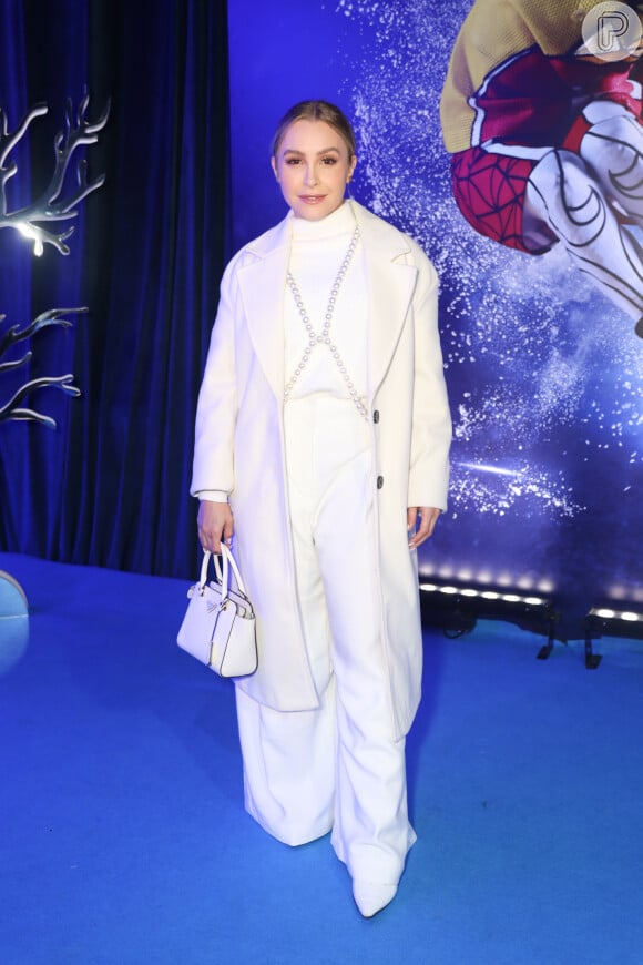 Carla Diaz escolheu look all white e apostou em bolsa grifada, da Saffiano Satchel de R$ 11,7 mil para ir ao Cirque du Soleil