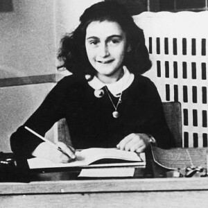 Anne Frank, jovem judia alemã que se escondeu dos nazistas durante a Segunda Guerra Mundial, também nasceu em 1929