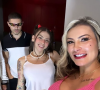 Andressa Urach junta MC Pipokinha, o namorado e ator famoso por conteúdo gay em novo vídeo pornô