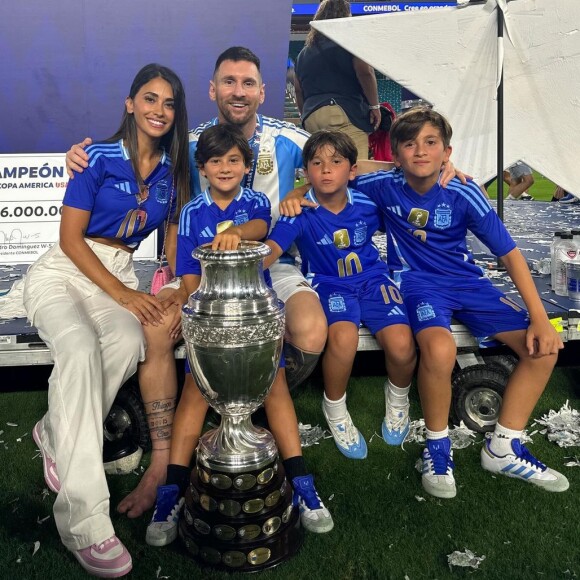 Após lesão e choro de Messi, Antonela Rocuzzo surge com o marido e ganha apelo da web. 'Por favor, cuide dele'