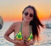 Anitta posa de biquíni de crochê diferentão em férias com amigos e destaca barriga trincada