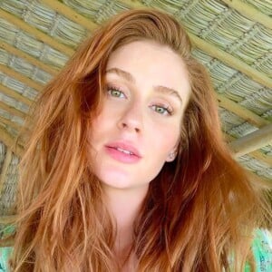 Outra famosa que tem o cabelo como sua marca registrada é Marina Ruy Barbosa, que uma vez deu o que falar ao surgir platinada na web