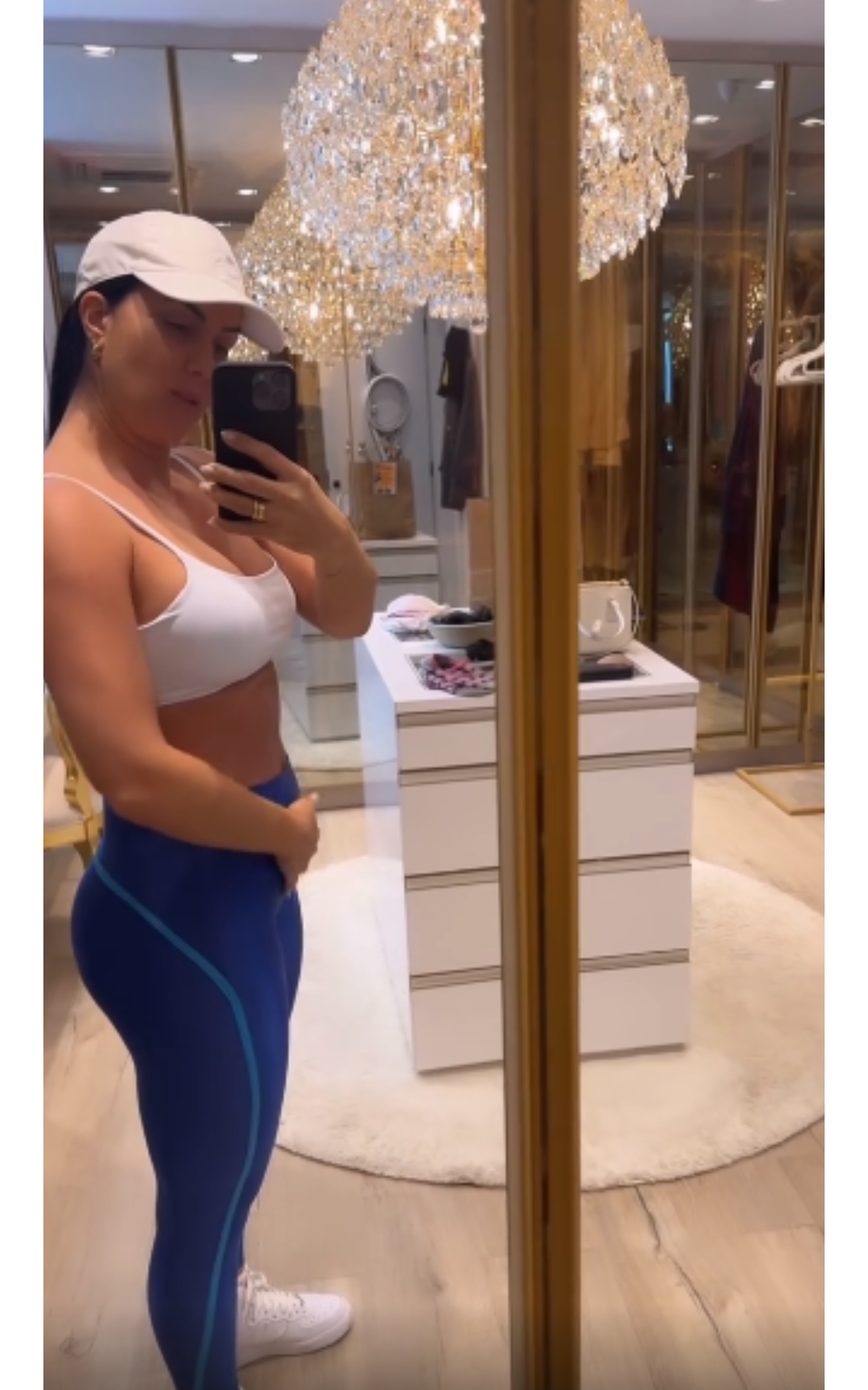 Foto: Grávida, Graciele Lacerda revelou que já teve que trocar o top de um  conjunto fitness por conta das mudanças no corpo - Purepeople