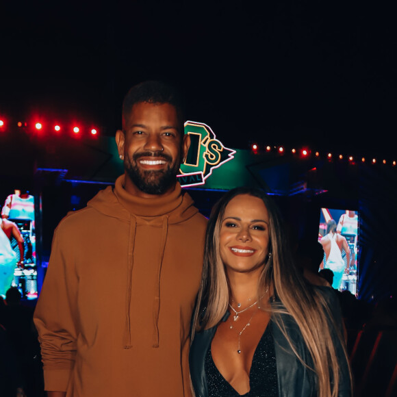 Viviane Araújo apostou em um decote generoso para curtir o Festival 90's