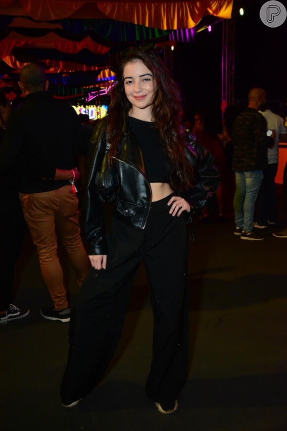 Anna Rita Cerqueira apostou no look all black com barriga de fora e jaqueta de couro no Festival 90's