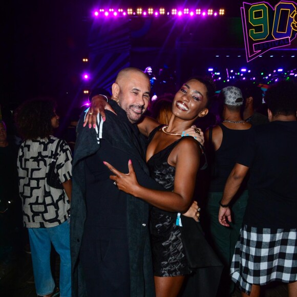 Novo casal, Erika Januza e José Junior trocaram carinhos durante o Festival 90's