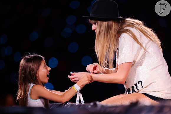 'Pulseiras da amizade' de Taylor Swift fazem sucesso no mundo todo com a The Eras Tour 