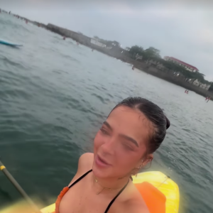 Já de volta ao Brasil, Mel Maia amanheceu em uma praia do Rio de Janeiro praia nesta terça-feira (23), chegando ao local antes das 6 da manhã