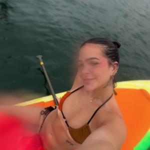 Para uma prática de stand up paddle, Mel Maia escolheu um biquíni invertido em tons terrosos