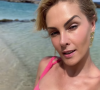 Em determinado trecho do vídeo, Ana Hickmann aparece com um maiô rosa e reflete dizendo que 'tudo passa'