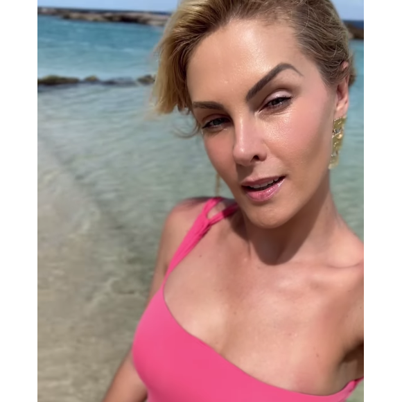 Em determinado trecho do vídeo, Ana Hickmann aparece com um maiô rosa e reflete dizendo que 'tudo passa'