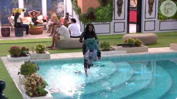 No 'BBB 24', Leidy Elin recriou cena icônica de Tina no 'BBB 2' e jogoy as roupas de Davi Brito na piscina