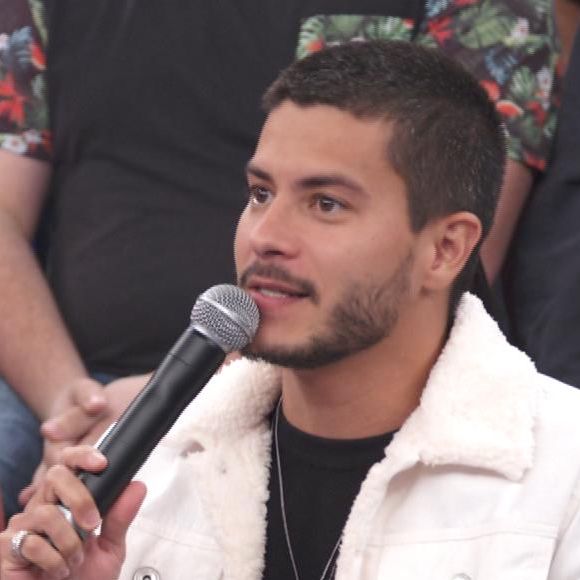 Arthur Aguiar afirmou ter perdido trabalho por culpa de Yasmin Lisboa após a influencer mostrar suposta troca de mensagens com o ator