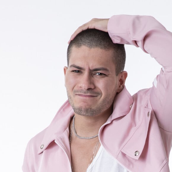 Arthur Aguiar procurou a polícia e afirmou que influenciadora mentiu ao exibir 'conversas' entre eles: 'Foi bem feita (a armação), inclusive quase acreditei'