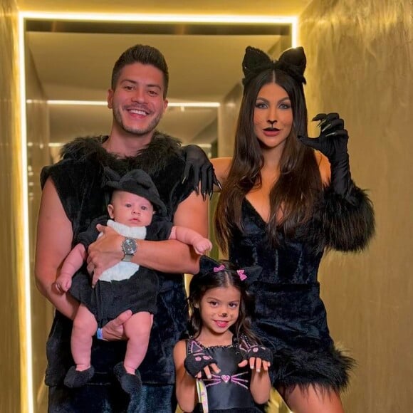 Arthur Aguiar em foto com os filhos, Sophia e Gabriel, e a mulher, Jheny Santucci