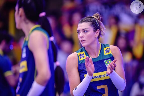 Rosamaria Montibeller, atleta do vôlei brasileiro, faz sucesso por sua beleza e ocupa a 11ª posição do ranking