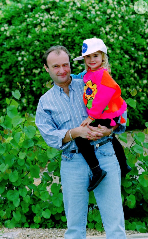 Lily Collins e seu pai, Phill Collins, posaram juntos em viagem ao Japão quando ela ainda era criança 