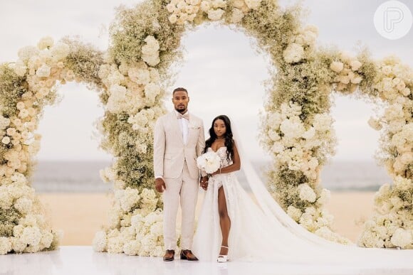 Vestido principal de Simone Biles tinha um véu gigantesco e uma fenda longa, que, segundo ela, foi para deixá-la maior