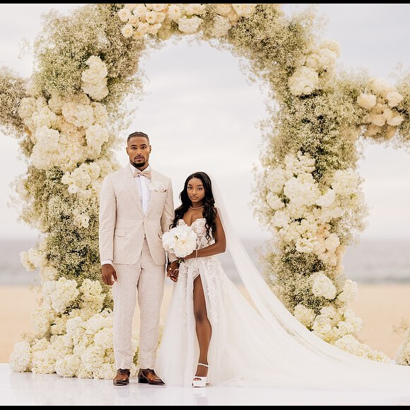 Vestido principal de Simone Biles tinha um véu gigantesco e uma fenda longa, que, segundo ela, foi para deixá-la maior