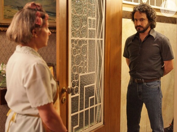 Beatriz (Heloisa Périssé) tem uma conversa com Paulo (Caco Ciocler) antes de o jornalista procurar Vitória (Bianca Bin)